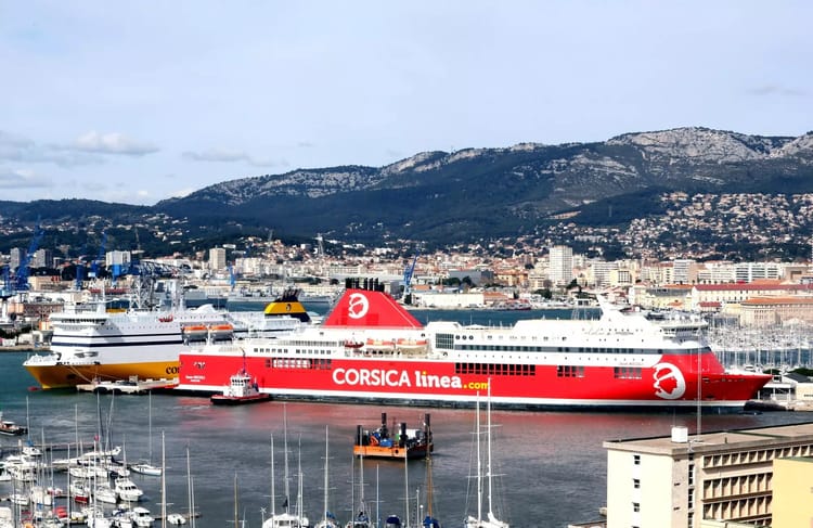 Corsica Linea sous Enquête : Révélations Explosives de la Commission Européenne Ferry Corsica Linea rouge au port d'Ajaccio en Corse.