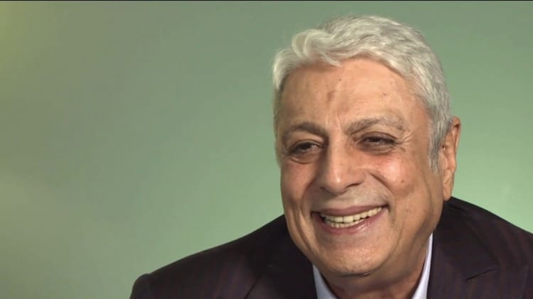 Le chanteur Enrico Macias parle de sa vie amoureuse Enrico Macias souriant lors d'une interview vidéo.
