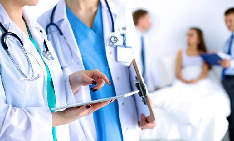 OQTF et médecins étrangers en France : Les enjeux de la régularisation Médecins en consultation avec patient dans un hôpital français.