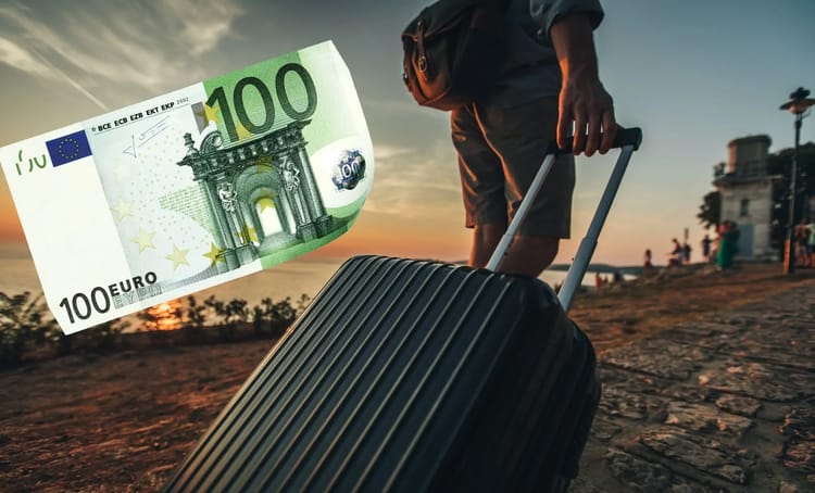 Algérie : Vers une augmentation de l'allocation touristique Voyageur avec valise et billet de 100 euros au coucher du soleil.