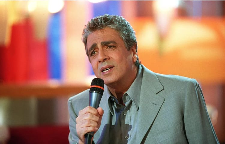 Enrico Macias lors d'une performance, discours ou interview.
