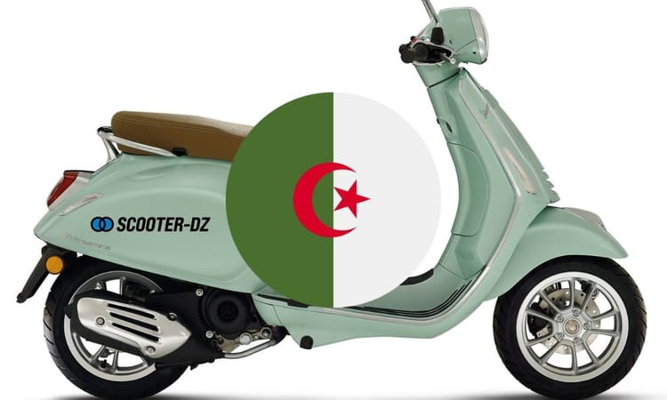 Scooter Piaggio avec drapeau algérien en fond.