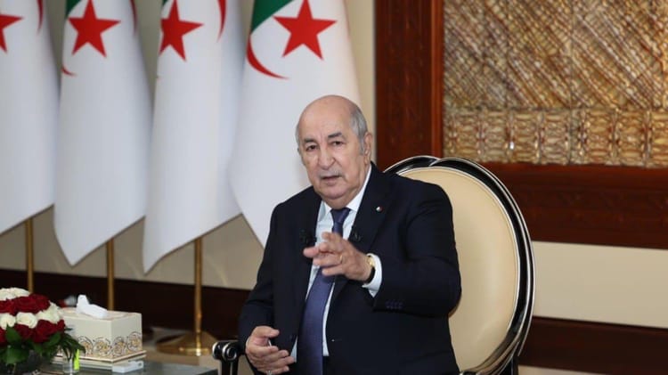 L’Algérie élue membre du conseil spatial africain : Une reconnaissance méritée Le président algérien lors d'une réunion à l'ONU avec drapeaux algériens en arrière-plan.
