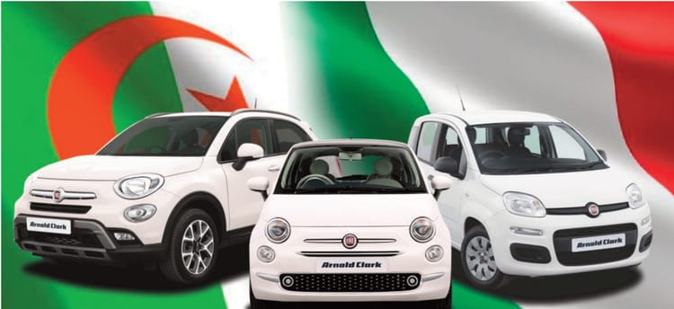 Trois voitures Fiat face à un drapeau algérien en arrière-plan.
