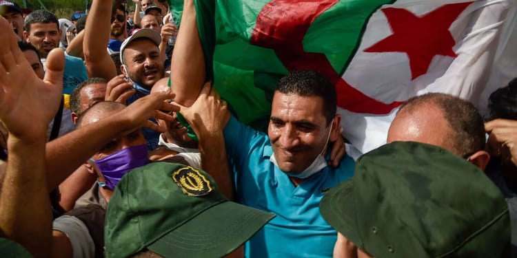 Algérie : Karim Tabbou, opposant algérien, condamné à six mois de prison avec sursis Manifestation populaire en Algérie pour soutenir Karim Tabbou.