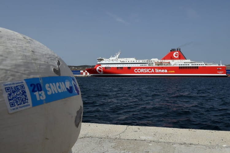 Corsica Linea : Annulation des traversées les 11 et 12 mars en raison d'un mouvement social Ferry Corsica Linea en mer avec bouée de navigation en premier plan.
