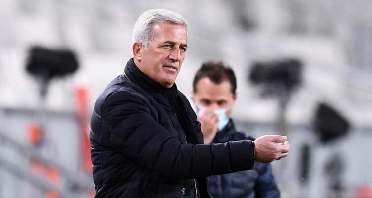 Vladimir Petkovic : Envisage-t-il de recruter un nouvel élément à la Mahrez ? Vladimir Petkovic, entraîneur, en train de faire un geste pour l'équipe d'Algérie.