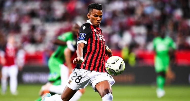Hichem Boudaoui avec le ballon lors d'un match de football.