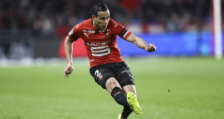 Mehdi Zeffane en pleine action lors d'un match de football.