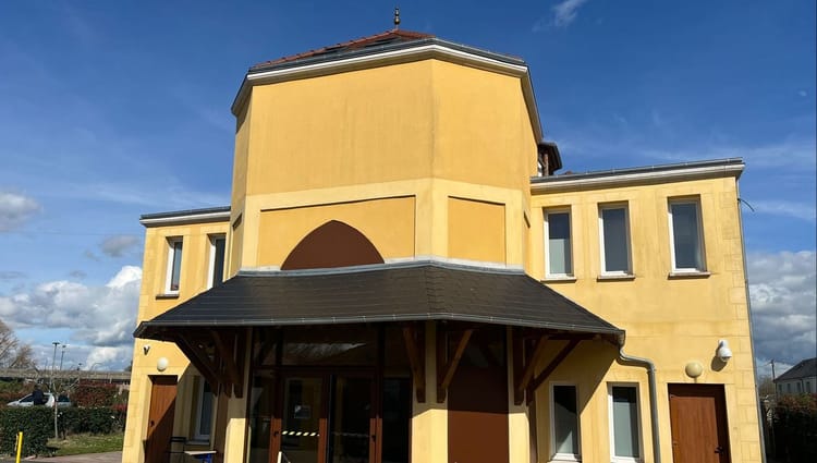 Mosquée de Saint-Jean-de-Braye sous un ciel bleu clair.