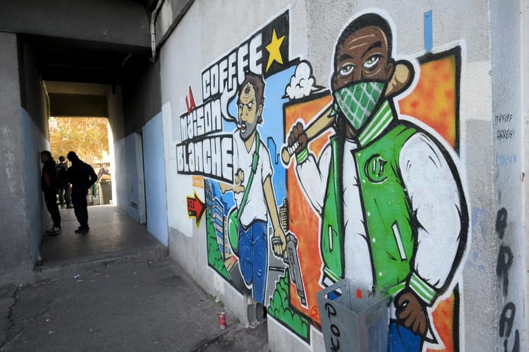 13 membres de la DZ Mafia arrêtés à Marseille : Un coup de filet dans le monde du trafic de drogue Graffiti coloré représentant deux jeunes hommes avec masques dans une rue de Marseille.