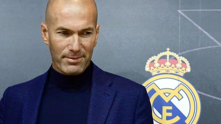 Zidane en costume lors de sa présentation au Real Madrid.