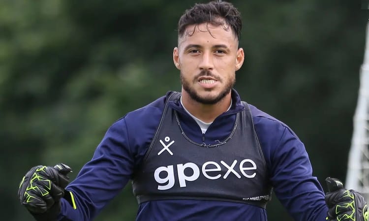 Youcef Belaili en entraînement, portant un maillot de sport et des gants noirs.