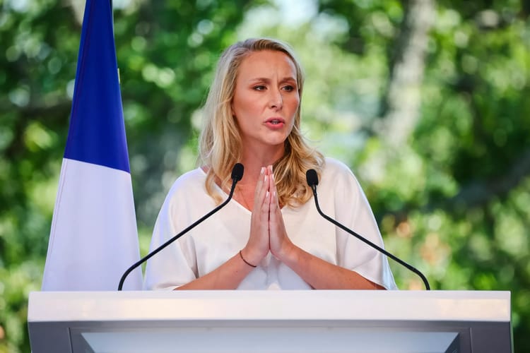 Marion Maréchal s'exprime lors d'une conférence en plein air.