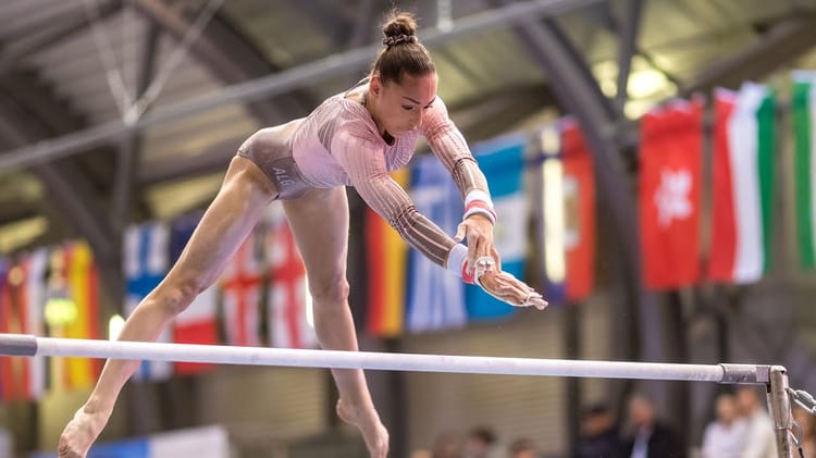 Kaylia Nemour : Deuxième Médaille d'Or à la Coupe du Monde de Gymnastique Gymnaste féminine effectuant une routine sur la poutre en compétition.