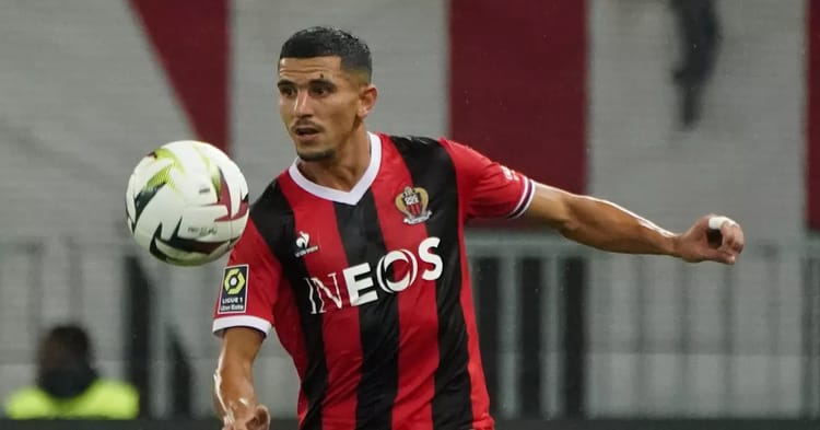 Youcef Atal se confie : retour sur son départ mouvementé de l'OGC Nice Youcef Atal en action avec le maillot de l'OGC Nice.