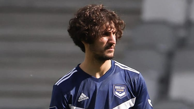 Ali Bencheikh répond vigoureusement à Yacine Adli : “Tu n’as pas le niveau !" Ali Bencheikh lors d'une interview ou conférence sportive.