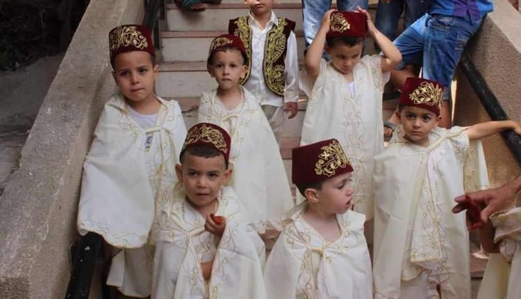 Circoncision pendant le Ramadan en Algérie : Conseils et Précautions du Ministère de la Santé Jeunes garçons en vêtements traditionnels pour la circoncision en Algérie.
