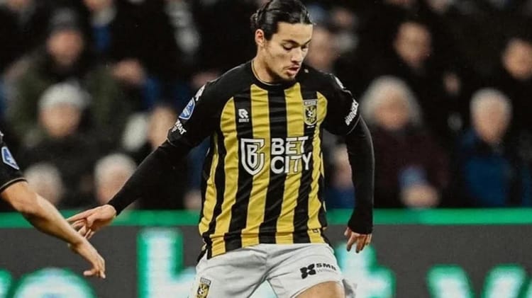 Anis Hadj Moussa : La Nouvelle Pépite du Football Algérien Dévoilée ! Anis Hadj Moussa, jeune talent du football algérien, en pleine action sur le terrain.
