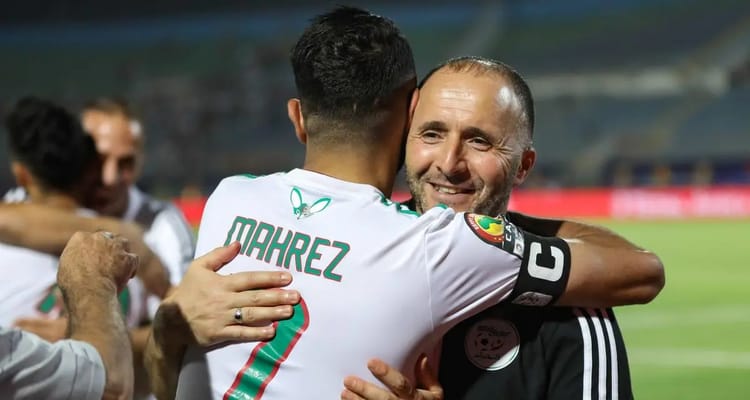 Emouvant! Riyad Mahrez adresse un message sublime plein de sens à Belmadi Riyad Mahrez et Belmadi s'embrassent après un match de football.