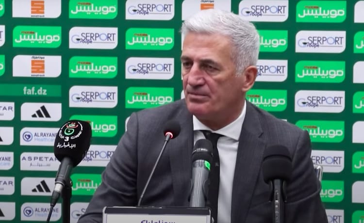 Vladimir Petkovic s'engage pour le Ramadan avec l'équipe nationale d'Algérie Vladimir Petkovic en conférence de presse, fond vert avec logos sportifs.
