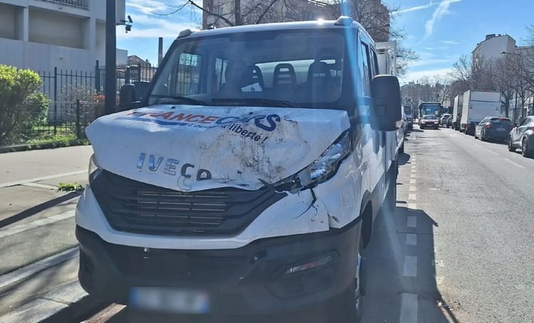 France : un jeune algérien meurt dans un terrible accident Véhicule endommagé après un accident dans une rue de Paris.