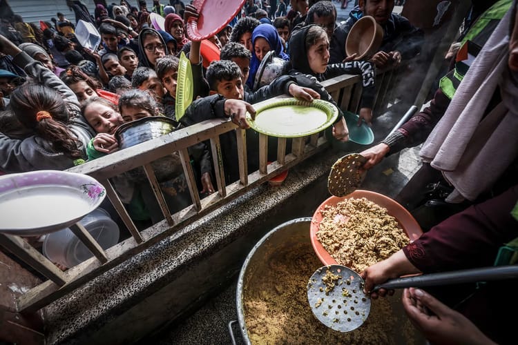 Distribution de nourriture aux réfugiés à Gaza lors du conflit.