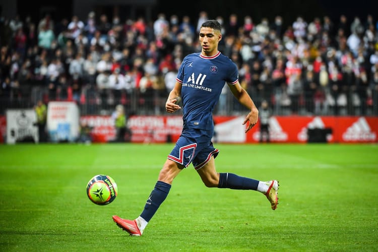 Achraf Hakimi en train de jouer au football sur le terrain.
