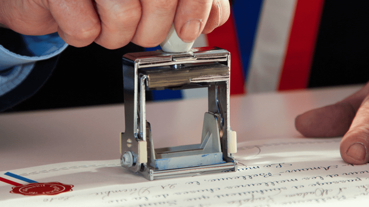 OQTF - Triomphe de l'Amour : Un Algérien Obtient un Titre de Séjour en France Grâce à la Détermination de son Épouse Personne apposant une signature officielle sur un document administratif en France.