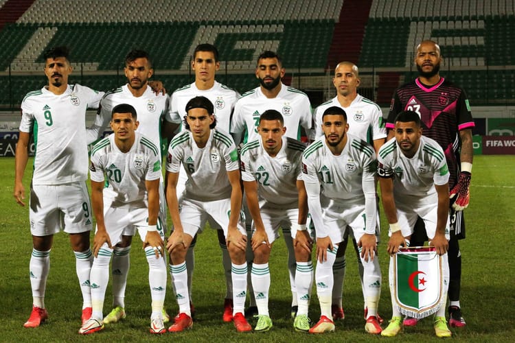 L'équipe d'Algérie en tenue de match sur le terrain de football.