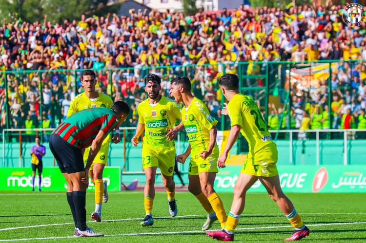 Joueurs de football en action lors d'un match en Algérie.