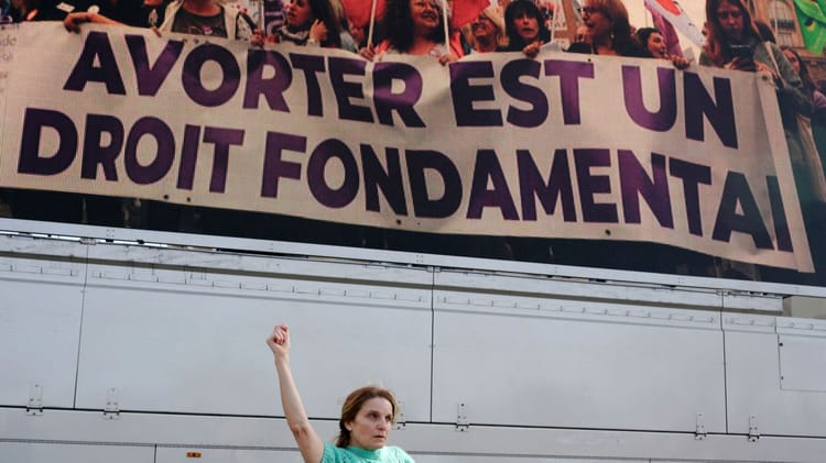 La France inscrit l'IVG dans sa Constitution - Une première dans l'histoire mondiale Manifestation féminine pour le droit à l'avortement en France.