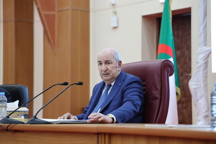Homme politique algérien lors d'une réunion officielle.