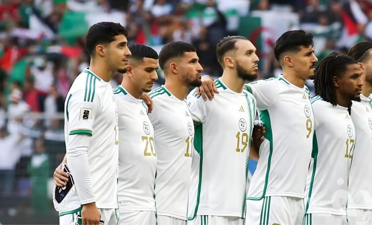 FIFA : La Bolivie manque de respect À l'équipe d'Algérie Joueurs de l'équipe d'Algérie lors d'un match de football.