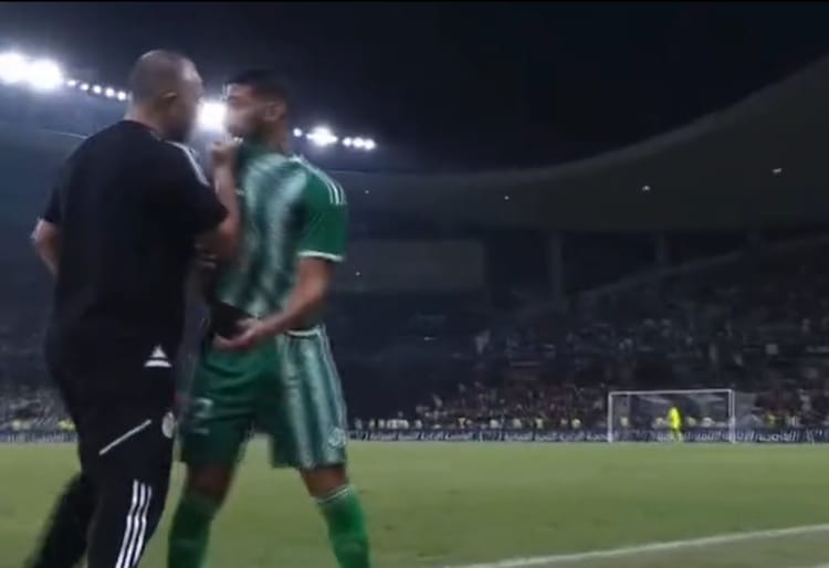 Confidence! Said Benrahma à propos de sa relation avec Belmadi Said Benrahma et Belmadi en conversation sur le terrain de football.