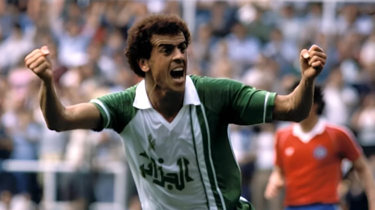 Ce joueur rejoint la légende Assad Footballeur en pleine célébration lors d'un match important.