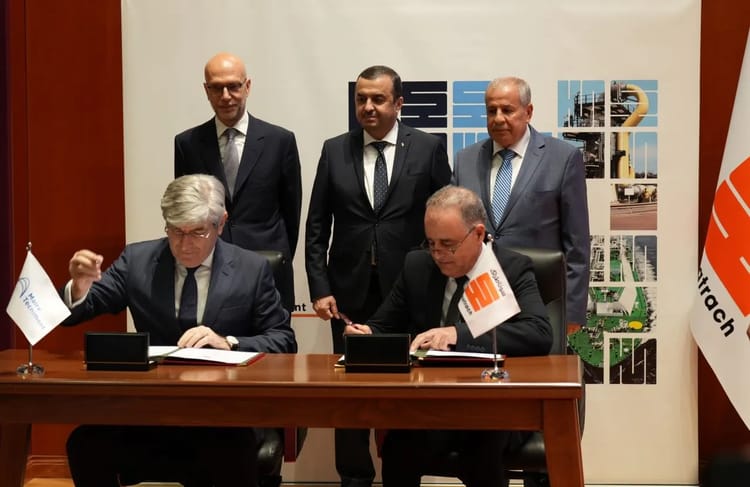 Hommes d'affaires signant un accord lors d'une cérémonie officielle.
