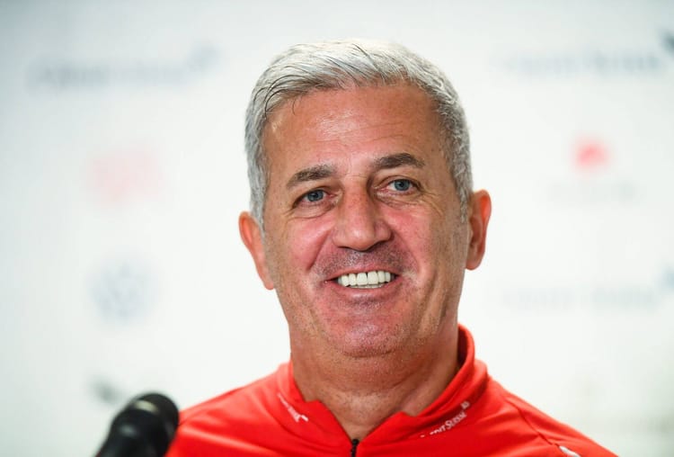 Vladimir Petkovic souriant lors d'une conférence de presse.