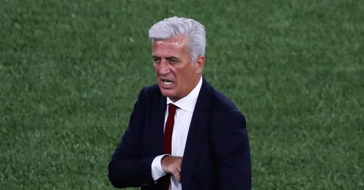 Scandale : La négligence de Petkovic exposée par une légende de l'Équipe d'Algérie Entraîneur Petkovic sur le terrain lors d'un match de football.