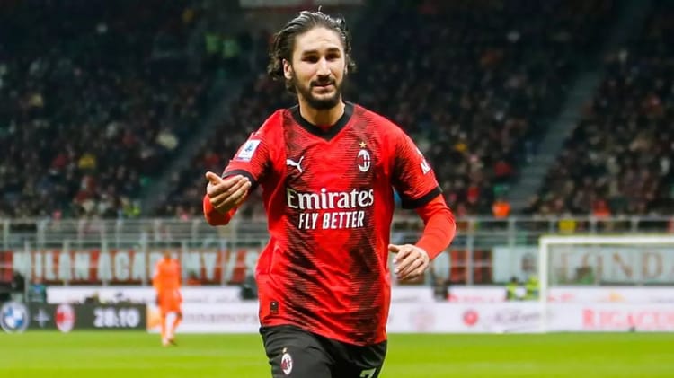 Le Cas Yacine Adli : Entre Intérêt et Décisions Définitives Yacine Adli joueur de football en action sur le terrain.