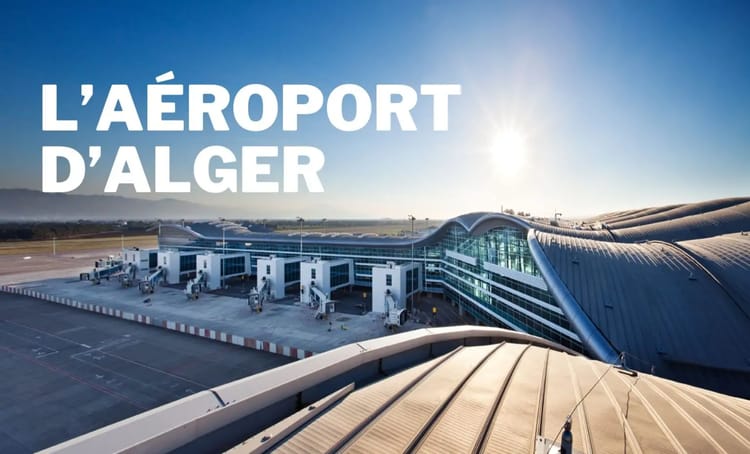 Vue de l'aéroport d'Alger avec terminal moderne et ciel ensoleillé.