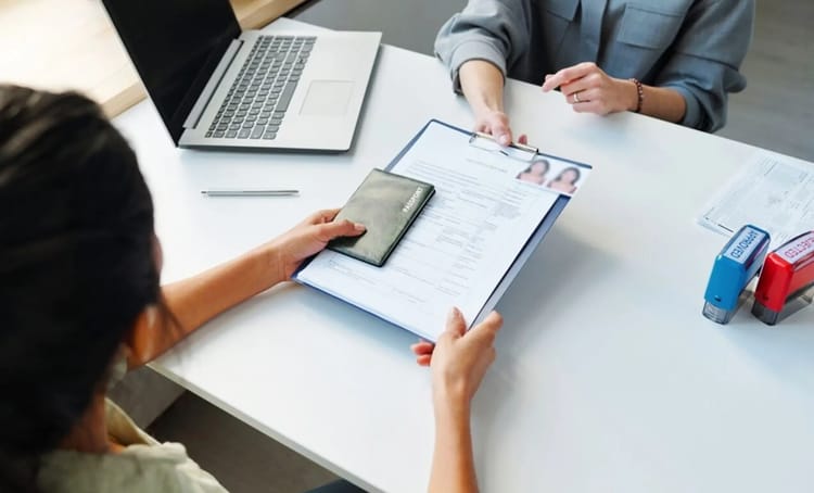 Entretien administratif pour certificat de résidence en France.