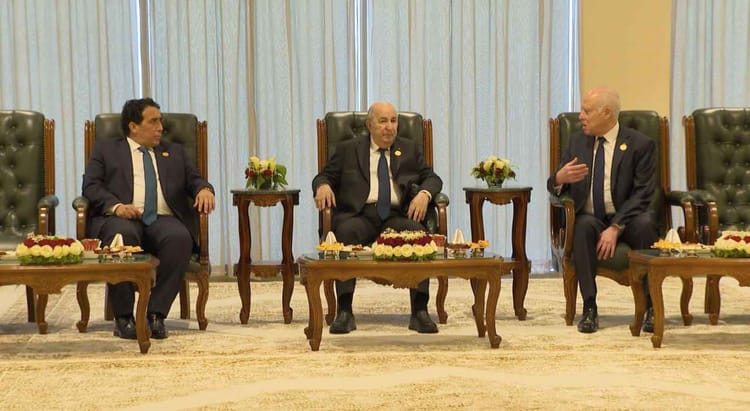 Maghreb en Crise: L'Algérie Exclut le Maroc de l'UMA avec une "Nouvelle Formule" Controversée Trois hommes en réunion officielle dans une salle élégante.