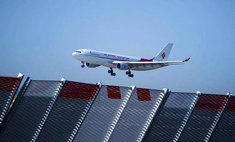 Air Algérie célèbre la journée internationale des droits des femmes avec des tarifs spéciaux pour les voyageuses Avion d'Air Algérie en vol au-dessus d'un aéroport.