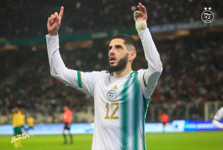 Yassine Benzia célèbre un but avec l'équipe nationale d'Algérie.