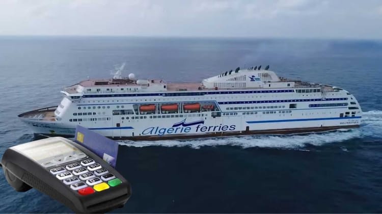 Ferry Algérie Ferries naviguant en mer avec plateforme de réservation en ligne.