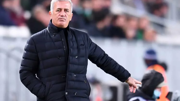 A votre attention! Vladimir Petkovic dévoile sa première liste officielle L'entraîneur de l'équipe d'Algérie lors d'un match.