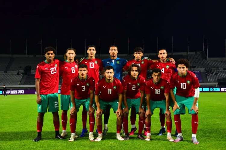 Jeune équipe de football U20 en Algérie lors d'un match nocturne.