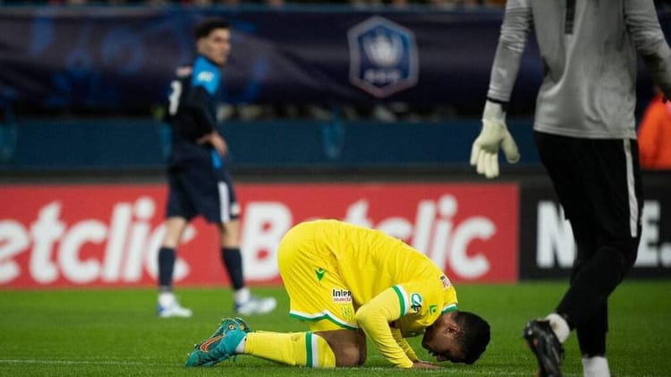 Ramadan : Les joueurs musulmans des clubs français font face à des poursuites en raison du jeûne Joueur musulman en pause lors d'un match de football en France.