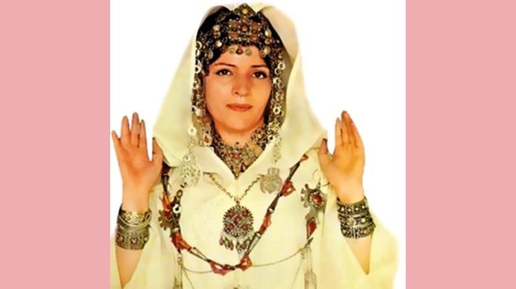 Google Commémore Taos Amrouche à Travers un Doodle Emblématique Femme en costume traditionnel maghrébin avec bijoux et voile blanc.